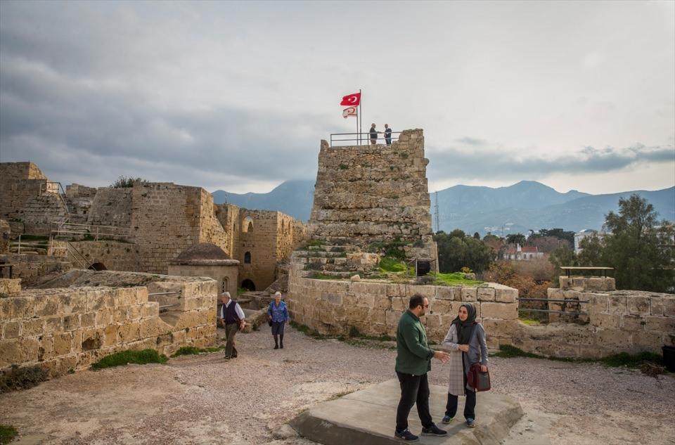 <p>Deniz ile yeşilin buluştuğu Girne'nin alametifarikalarından olan kale, Akdeniz’de Orta Çağ’dan bugüne kalan yapısıyla ziyaretçilerine adeta tarihi bir şölen yaşatıyor. </p>
