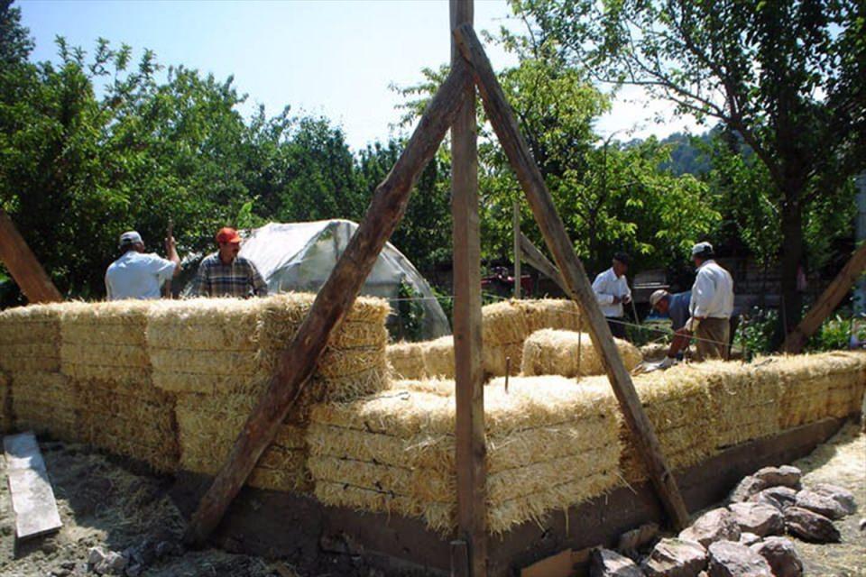 <p>Yaklaşık 3 ton odunla kışı geçiriyoruz. Az bir yakıtla ısınıyor. Isınmada yüzde 50 tasarruf sağladık. Daha önce şüpheyle baktığım evin konforunu hiçbir yerde bulamadım." ifadelerini kullandı. Gün, evin çevre düzenlemesini kendi imkanlarıyla yaptığını sözlerine ekledi.</p>