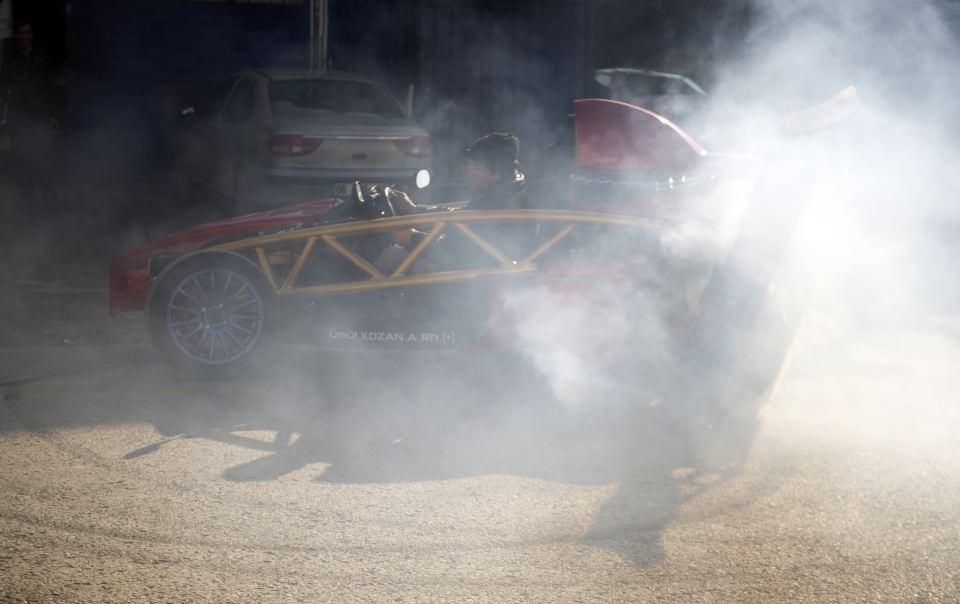 <p>Kozan, aracın ilgi odağı haline geldiğini belirterek, "Formula 1 aracını gören vatandaşlar binmek, fotoğraf çektirmek istiyor. Bazıları ise, kimin yaptığını ya da hangi aracı değiştirdiğimizi soruyor" dedi.</p>
