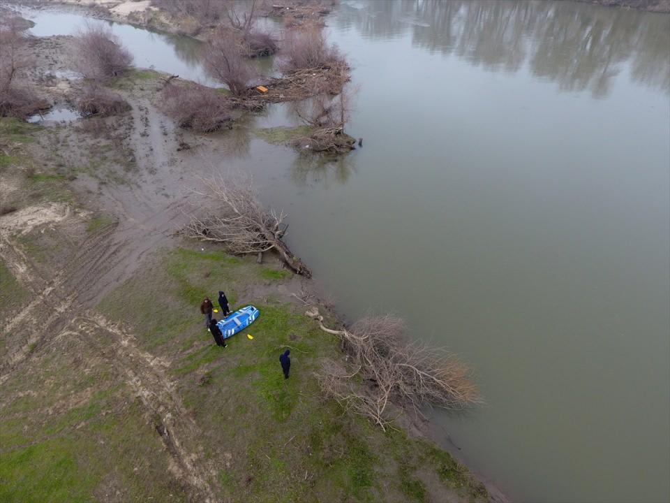 <p>Meriç Nehri'nden sınır köylere geçmenin daha kolay olacağını düşünen kaçaklar, illegal yolculukta genellikle burayı kullanıyor. Son 4 yılda, 60 bin 22 kaçaktan 46 bininin Yunanistan sınırında yakalandığı belirlendi. </p>

