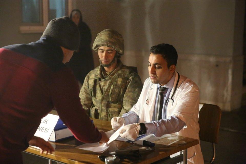 <p>Devriyelerin yanı sıra gözetleme kulelerinden denetlenen sınır hattında, son teknoloji dürbün ve kameralar kullanılıyor. Gece görüş dürbünleri ve termal kameralarla kaçakların özellikle tercih ettiği gece saatlerinde sınırdan geçişlere izin verilmiyor. Koku ve sese duyarlı köpekler de sınır devriyelerinde Mehmetçiğe yardım ediyor.</p>