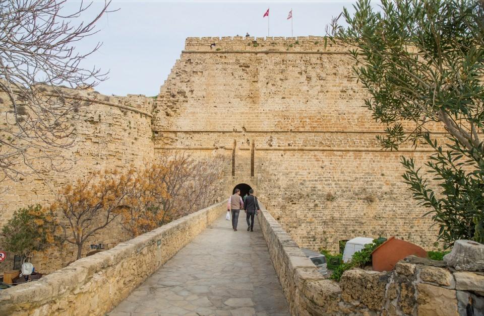 <p>Yüzyıllar boyunca pek çok medeniyete ev sahipliği yapmış Girne Kalesi, cezbedici mimarisinin yanı sıra tarihi ve kültürel dokusuyla adeta açık hava müzesini andırıyor.</p>

<p> </p>
