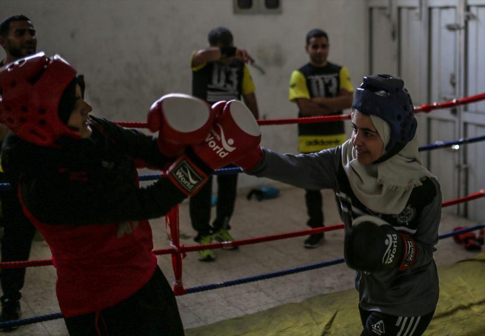 <p>Filistin Olimpiyat Komitesi'nin binasında düzenlenen kursa üniversite öğrencisi 40 Filistinli kadın katılıyor. Kursta, kadınlara, "erkek sporu" olarak bilinen boksun teknikleri öğretiliyor.</p>
