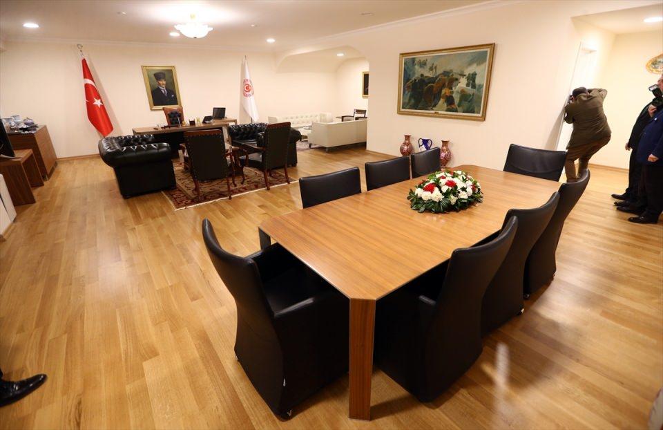 <p>Kumbuzoğlu, "Yapılanın neresi lüks? Pencere var mı? Yok. Yeni bir malzeme aldık mı? Yok. Neresi lüks? Bu haberler biz bürokratları ve Meclis çalışanları üzüyor. Bizim yaptığımız, tasarruf tedbirlerine uyarak daha kullanışlı, ferah mekanlar sağlamaktır." dedi. </p>
<p> </p>