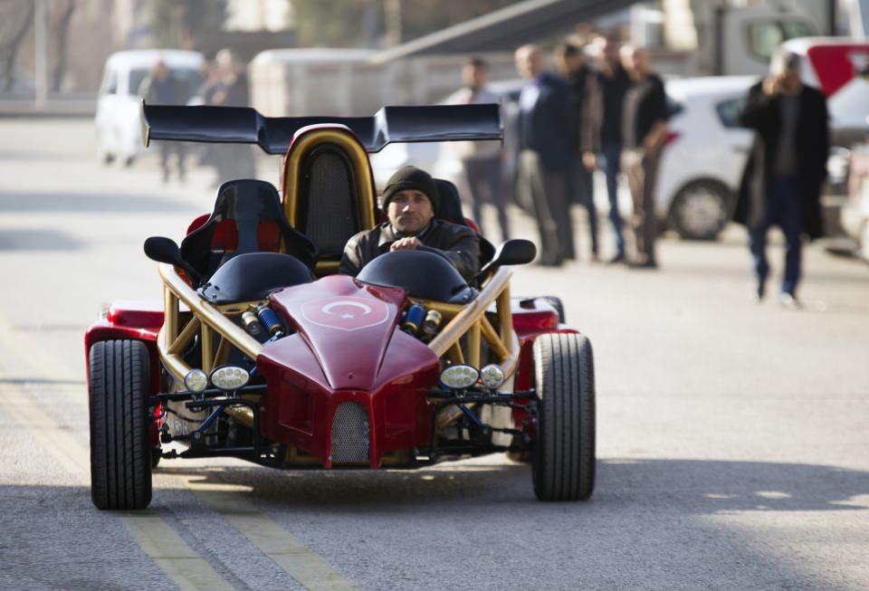 <p>Ankara’da bir memur, hayali olan “Formula 1” aracının benzerini tasarladı. “Duman” ismini verdiği yerli otomobili gören vatandaşlar meraklı gözlerle aracı inceledi.</p>