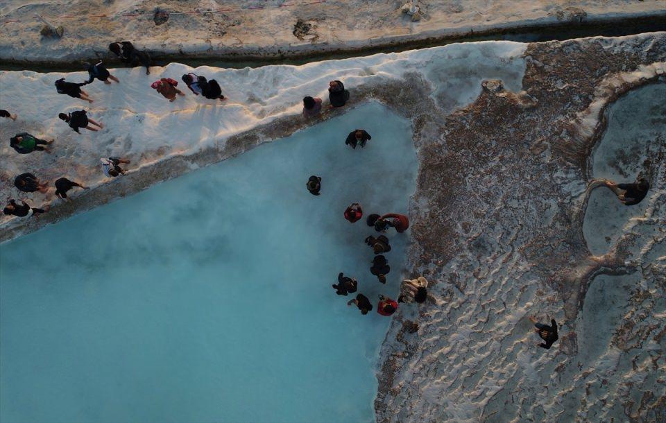 <p>Pamukkale'deki görsel güzelliklerinin insanları buraya çektiğini anlatan Çatalbaş, "Merkeze dünyanın pek çok yerinden insan şifa bulmak için geliyor. Binlerce yıldır etkisi kanıtlanmış doğal tedaviler, kaplıca çamur tedavileri ve masaj uygulamalarını ileri teknoloji cihazlarla bir araya getiriyoruz." diye konuştu. </p>

<p> </p>
