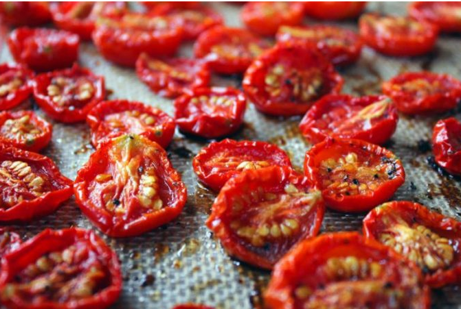 <p>Kış mevsimlerinin vazgeçilmez bir sebzesi olan kurutulmuş domateslerin faydalarını duyunca çok şaşıracaksınız! İşte günde 1 fincan tüketilen kurutulmuş domateslerin yararları...</p>
