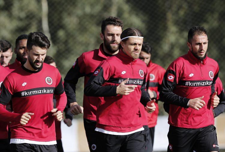 <p>GENÇLERBİRLİĞİ</p>

<p>Ocak 2018: 26.8milyon euro</p>

<p>Ocak 2016: 36.4 milyon euro</p>

<p>Değişim: -*%26.4</p>
