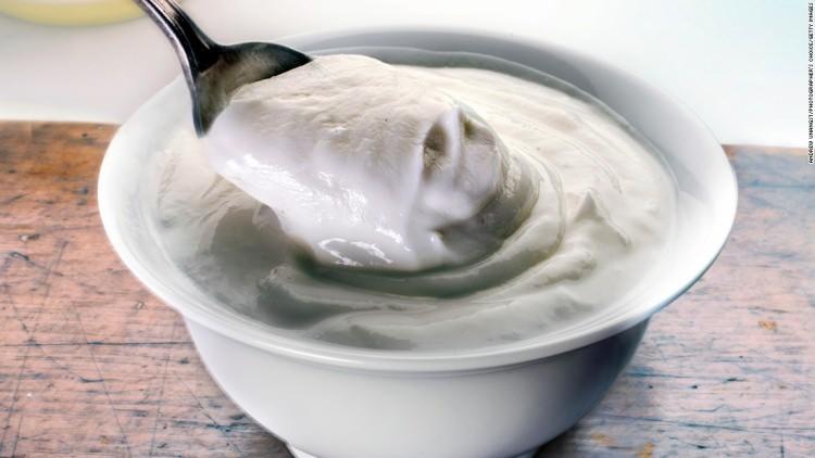 <p><strong>Ev yapımı yoğurt</strong></p>

<p>İçerisindeki probiyotikler bakımından zengin olan yoğurt, pH değerinin asit olarak kalmasını sağlar.</p>
