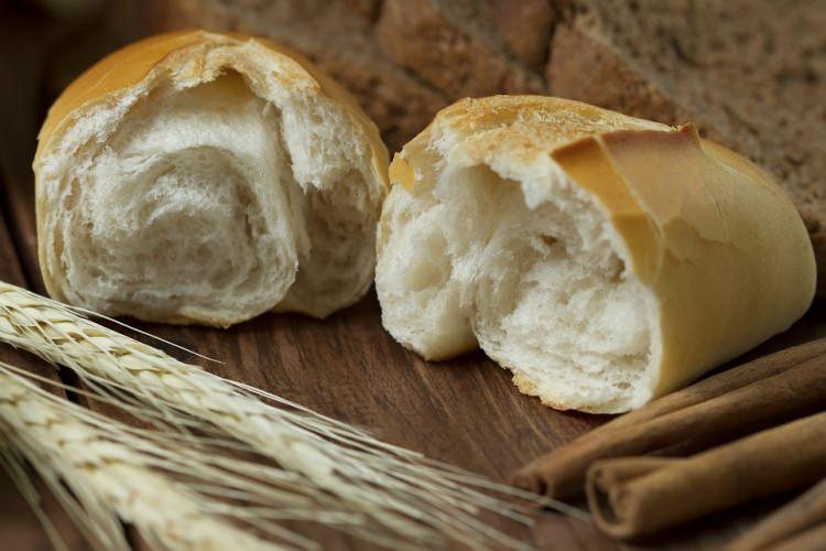 <p><strong>Beyaz ekmek</strong></p>

<p>Diyette ekmek tüketmeyi tamamen bırakmak zorunda değilsiniz fakat beyaz ekmekten uzak durmalısınız. Çünkü beyaz ekmeğin hiçbir besin değeri yoktur ve sadece karbonhidrat içerir.</p>
