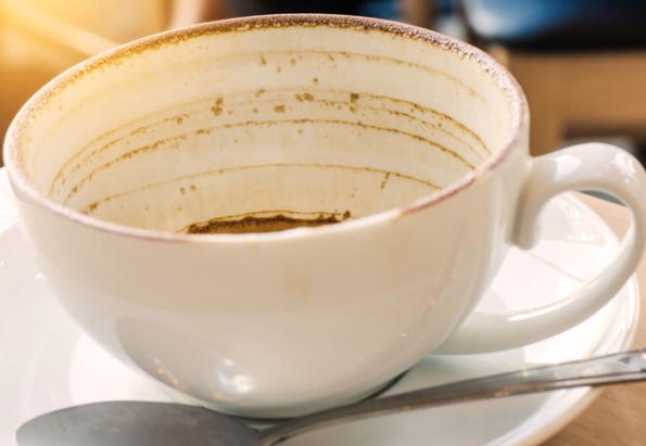 <p><span style="color:rgb(0, 0, 0)">Seramik fincanlara yapışan çay ve kahve lekelerini çıkarmak zordur. Zamanla daha fazla kararmaya başlayan çay ve kahve lekelerini çıkarmak için yapmanız gereken fincanın içine bir kaşık kabartma tozu koymak. Daha sonra fincanın içine bir bardak sıcak su dökün ve bir gece bekleyin. Sabah kalktığınızda fincanı yıkayın. Lekelerin çıktığını göreceksiniz.</span></p>
