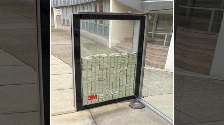 <p>Reklamcılığın sınırı zorlayan cam üreticisi, ürününe o kadar güveniyordu ki reklam panosunun içine banknotlar yerleştirdi.</p>
