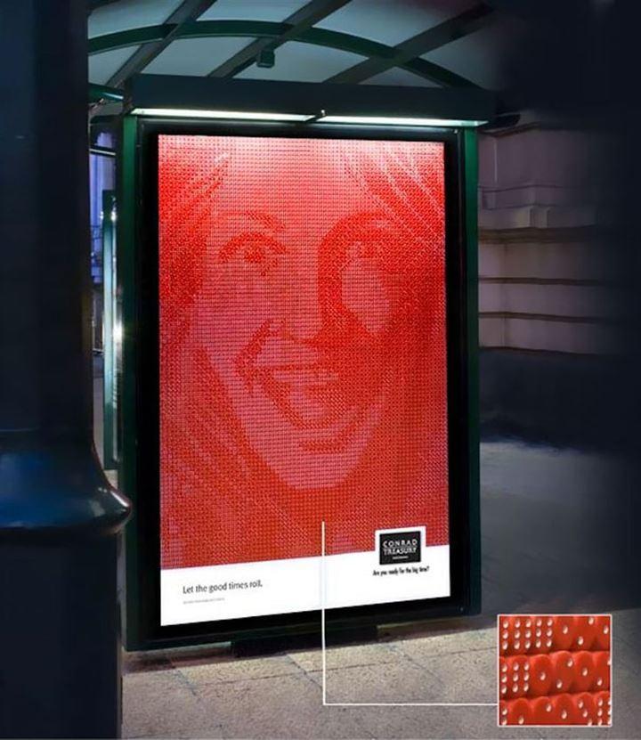 <p>Popülarite kazanan dijital reklam dünyasını otobüs duraklarını sanat eserine çevirdi.</p>
