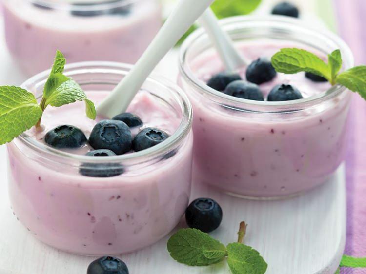 <p><strong>Meyveli yoğurt</strong></p>

<p>Diyet listelerinin vazgeçilmezi yoğurda bal ve mevsim meyvelerinden ekleyerek tüketebilirsiniz. Hem kalsiyum  hem de tatlı ihtiyacınızı bu şekilde giderebilirsiniz.</p>
