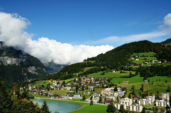 <p>D&uuml;nyanın en gelişmiş ekonomilerinden birine sahip olan İsvi&ccedil;re'de işten &ccedil;ıkarılma oranları son derece d&uuml;ş&uuml;k.&nbsp;</p>

<p>&nbsp;</p>
