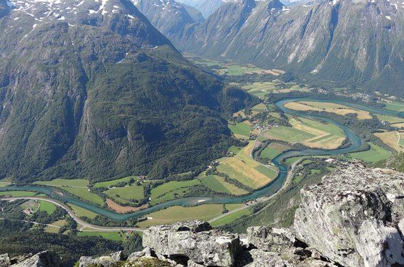 <p>Kuzey Avrupa'nın gelişmiş &uuml;lkelerinden biri olan Norve&ccedil;, iyi sosyal haklarla birlikte y&uuml;ksek &uuml;cretlere iş bulabileceğiniz bir &uuml;lke.&nbsp;</p>

<p>&nbsp;</p>

