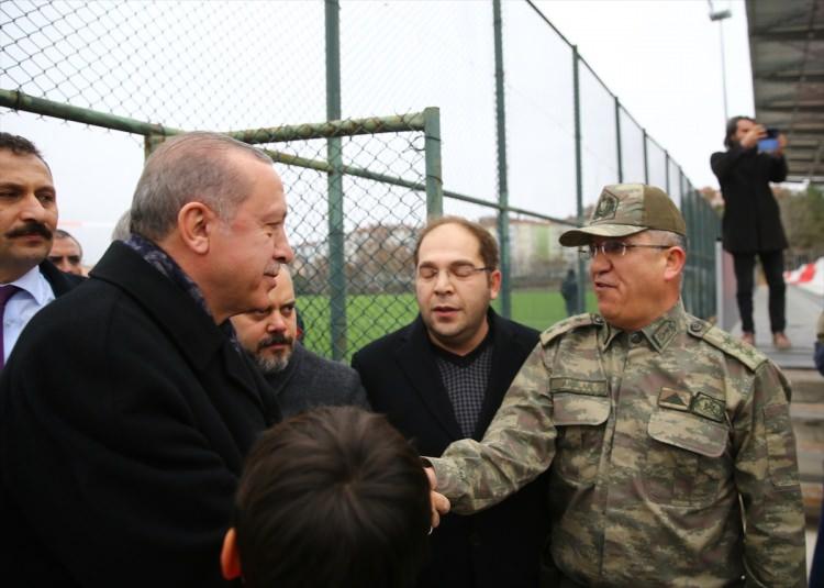 <p>Cumhurbaşkanı Erdoğan'ın Zile ilçesine geldiğini duyan vatandaşlar ise stadyum önüne akın etti. Bu arada Tokat Valisi Ömer Toraman, AK Parti Tokat Milletvekilleri ve bürokratlarda Zile ilçesine kısa sürede geçiş yaptı.</p>
