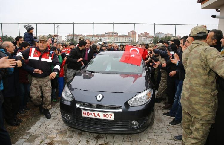 <p>Belediye hoparlöründen "Sayın Cumhurbaşkanımız Recep Tayyip Erdoğan program dışı ilçemize uğramıştır" şeklinde anons yapıldı.</p>
