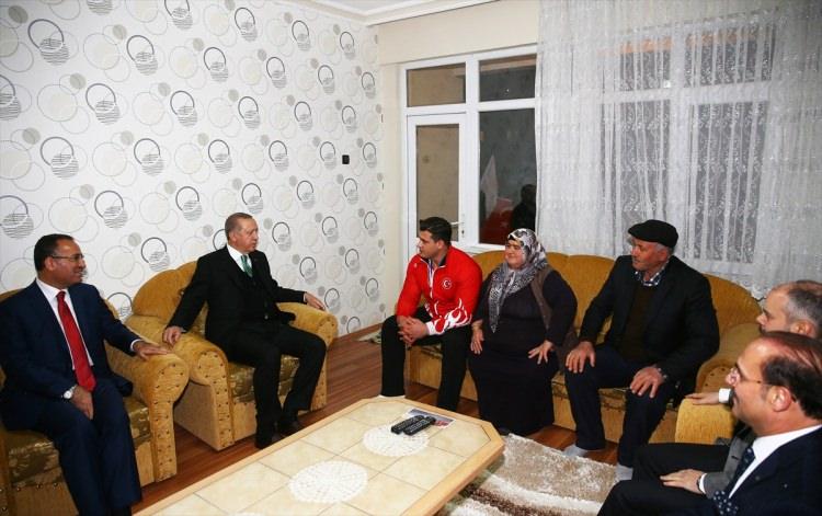 <p>Erdoğan burada Rıza Kayaalp, annesi Sevgi ve babası Kelami ile sohbet edip hatıra fotoğrafı çektirdi.</p>
