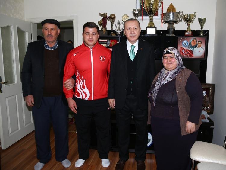 <p>AK Parti Yozgat İl Başkanlığı kongresine katılan Cumhurbaşkanı Recep Tayyip Erdoğan, kongrenin yapıldığı kapalı spor salonuna adı verilen dünya güreş şampiyonu Rıza Kayaalp’i evinde ziyaret etti.</p>
