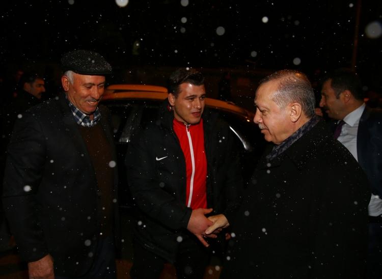 <p>Cumhurbaşkanı Recep Tayyip Erdoğan, Yozgat’ta milli güreşçi Rıza Kayaalp’i evinde ziyaret etti.</p>
