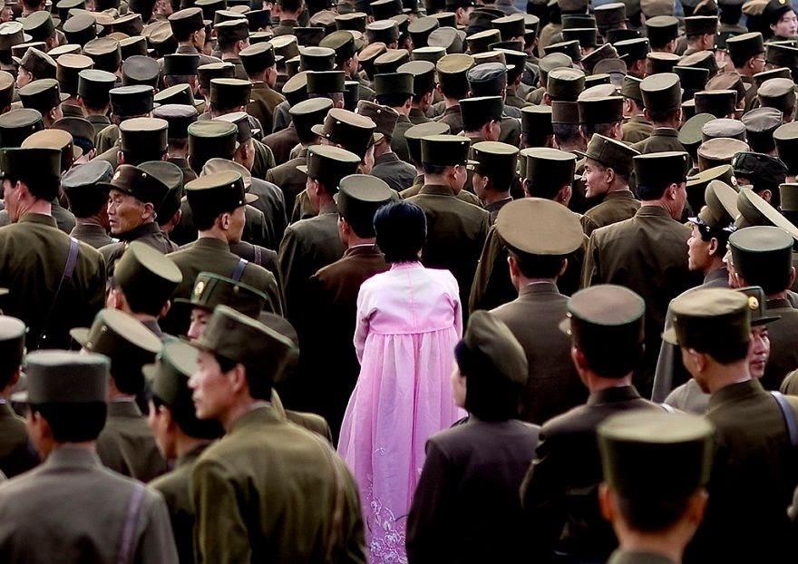 <p>Fransız fotoğrafçı Eric Lafforgue, dışarıya kapalı yapısı nedeniyle 'gizemli ülke' olarak da anılan Kuzey Kore'deki gündelik yaşamı fotoğraflayabilen sınırlı kişilerden biri. Kuzey Kore'de çektiği resimleri sosyal medya hesabından paylaşan Lafforgue, ülkedeki gündelik yaşamı gözler önüne serdi</p>

<p> </p>
