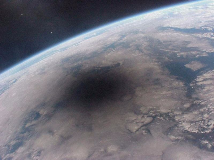 <p>Güneş tutulmasına tanıklık eden Dünya üzerindeki bir bölgenin uzaydan görünüşü.</p>

