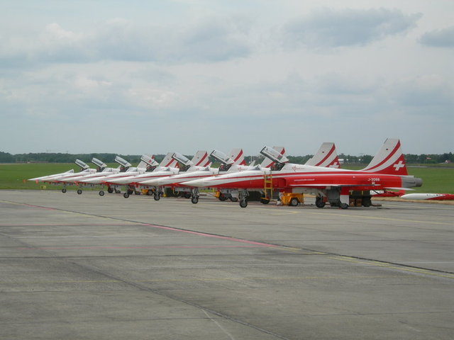 <p>İSVİÇRE - 54 SAVAŞ UÇAĞI</p>

<p>25 X F/A-18C </p>

<p>29 X F-5E </p>

<p> </p>
