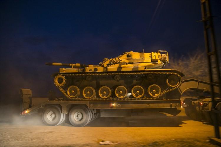 <p>Türkiye'deki çeşitli birliklerinden kente gelen 5 tank yüklü tır konvoyu, Hatay'ın Reyhanlı ilçesine geldi.</p>

<p> </p>
