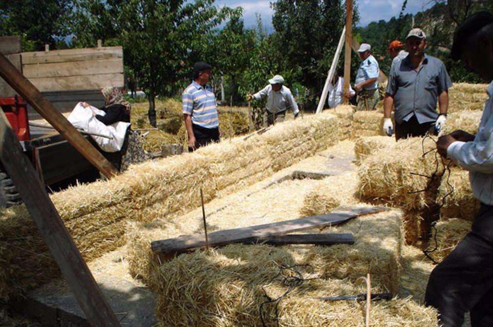 <p>Uludağ eteklerinde bulunan Domaniç'e bağlı Muratlı köyünde yaşayan Naim (71) ve Feride Gün (66) çifti, balya saman ve ahşaptan yapılan evlerinde kışı 3 ton odunla çıkarıyor.</p>
<p> </p>
