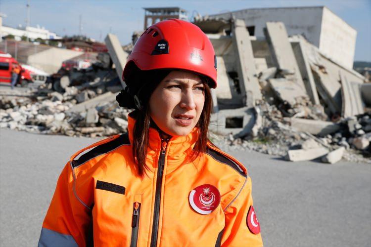 <p>Manisa'nın Soma ilçesinde 301 işçinin yaşamını yitirdiği maden faciası sonrası İzmir itfaiyesi bünyesinde oluşturulan kadın arama ve kurtarma timi, 12 kişiden oluşuyor.</p>
