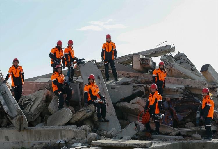 <p>Kentin farklı itfaiye istasyonlarında görevli 50 kadın arasından seçilen ekip, haftanın belirli günleri eğitim merkezinde tatbikat ve uygulamalı çalışmalara katılıyor. Kadınların yaptığı tatbikat ise adeta gerçeğini aratmıyor.</p>