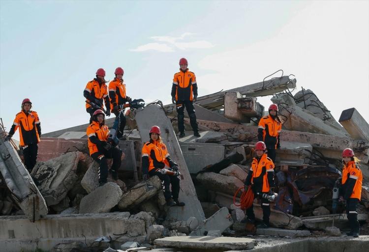 <p>Kentin farklı itfaiye istasyonlarında görevli 50 kadın arasından seçilen ekip, haftanın belirli günleri eğitim merkezinde tatbikat ve uygulamalı çalışmalara katılıyor. Kadınların yaptığı tatbikat ise adeta gerçeğini aratmıyor.</p>
