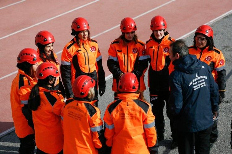 <p>İzmirli kadın arama kurtarma ekibi, kuruldukları günden bu yana başta trafik kazaları olmak üzere sel, toprak kayması gibi birçok olayda aktif görev aldı.</p>
