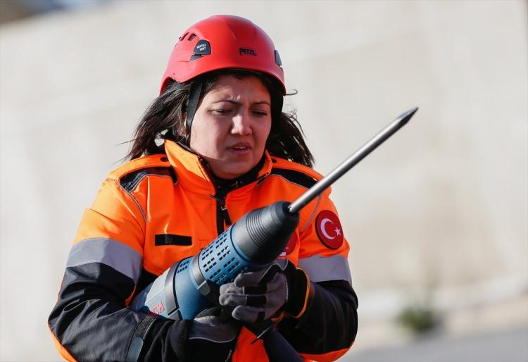 <p>"Bu meslek için yaratılmışım"<br />
Güzel Sanatlar Fakültesinin Tiyatro bölümünden mezun olduktan sonra itfaiyeye katıldığını söyleyen Arzu Akar da timin kurulacağını öğrenince hiç düşünmeden başvuru yaptığını vurguladı.</p>

