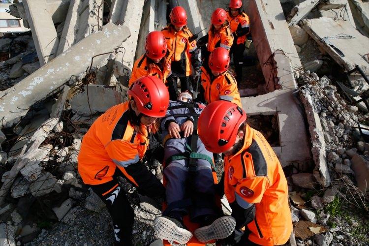 <p>Ailesinin, kullandığı ekipmanları duyunca ilk başta korktuğunu dile getiren Akar, "O makinaları kullanmak benim mizacıma çok uygun. Ben bu meslek için yaratılmışım." diye konuştu.</p>