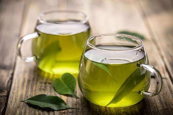 <p><strong>Yeşil çay</strong></p>

<p>E vitamini bakımından zengin olan yeşil çay, gözlerdeki iltihaplanmayı  ve kaşıntıyı azaltmada son derece etkilidir. <strong>Peki yeşil çay göz üzerinde nasıl uygulanır?</strong></p>
