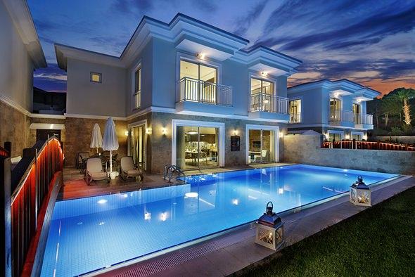 <p>Fransa Cumhurbaşkanı François Hollande’ın G-20 için 2015’te geldiği Antalya’da konakladığı Bellis De Luxe’te Villa Bellis’te 1 hafta kalmak isterseniz eğer ödemeniz gereken ücret 48 bin lira.</p>
