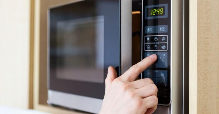 <p>Birçok mutfakta kullanılan mikrodalga fırın, bazı kurallara uyulmadığında patlamalara ya da yangın çıkarma gibi durumlara neden olabilir. Sizler için mikrodalga fırına koyulmaması gerekenler nelerdir? araştırdık...</p>
