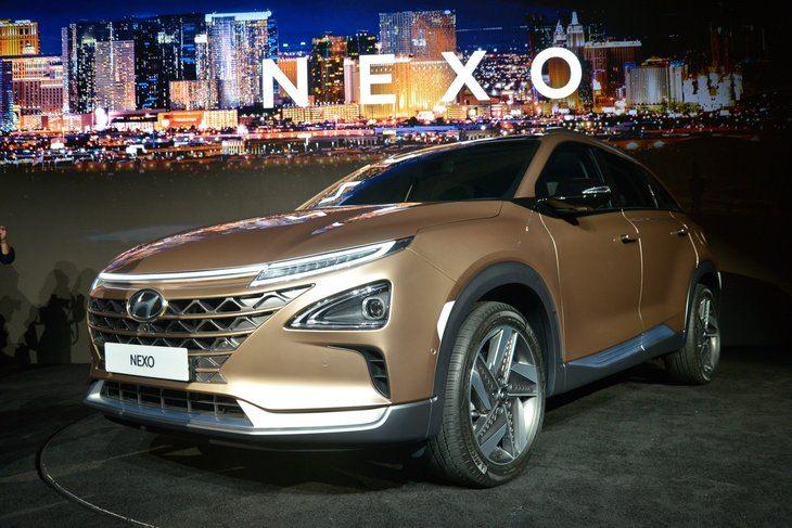 <p>NEXO, bir depo hidrojen ile 800 km yol katedebiliyor.</p>

<p>NEXO’nun hidrojen yakıt hücreli sistemindeki hareketli parçalar ve diğer bileşenler, motor bölmesinin içinde olup gürültüyü kabine çok fazla iletmiyor.<br />
<br />
<span style="color:#FFD700"><strong>HİDROJEN YAKIT NEDİR?</strong></span></p>
