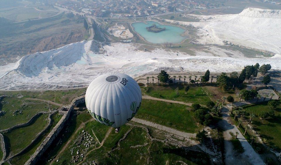 <p><strong>Yarıyıl tatili yoğunluğu</strong></p>

<p>Denizli Turistik Otelciler ve İşletmeciler Derneği Başkanı Gazi Murat Şen, AA muhabirine yaptığı açıklamada, ülkenin en fazla turist çeken noktalarından olan Pamukkale'nin son dönemde şifa arayan insanların da ilgisini çektiğini söyledi.</p>
