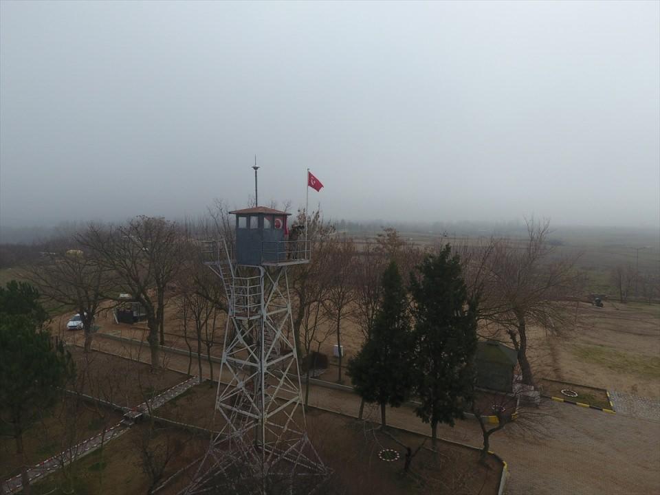 <p>Edirne'de sınırı bekleyen "hudut kartalları", geçen yıl yasa dışı yollardan Avrupa'ya geçmek isteyen 20 bin 14 kaçağı yakaladı. </p>
