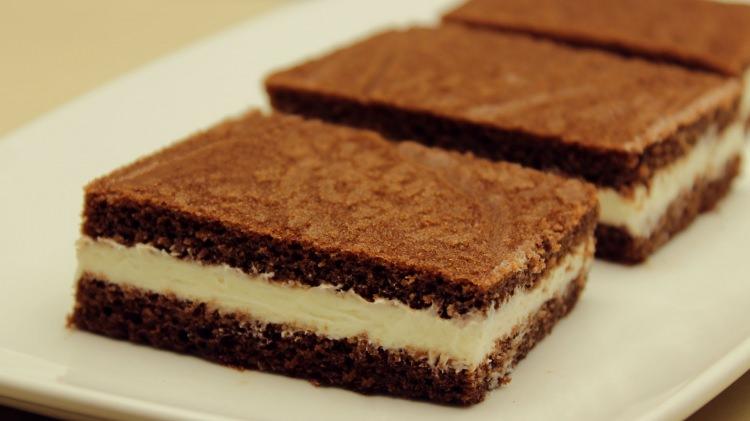 <p><strong>-</strong> Tüm kekler bitene kadar bu işleme devam edelim.</p>
<p>- Dilerseniz kek hamuruna kakao katarak kakaolu süt burgerde yapabilirsiniz. </p>
<p>Afiyet olsun...</p>
