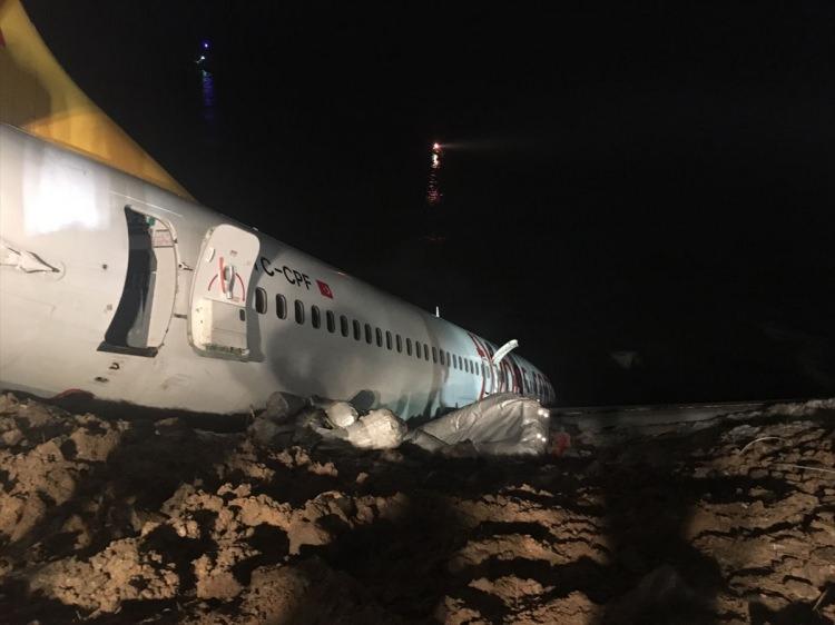 <p>Trabzon Havalimanı’na iniş yapan Ankara uçağı pistten çıktı. Pegasus'a ait uçaktaki 164 yolcu tahliye edildi. <em><strong><a href="http://video.haber7.com/video-galeri/111275-pistten-cikan-ucak-havadan-goruntulendi" target="_blank"><span style="color:rgb(255, 255, 0)">HABERİN VİDEOSU İÇİN TIKLAYIN</span></a></strong></em></p>
