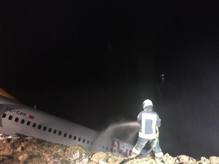 <p>Ankara'dan kalkan ve Trabzon Havalimanı'na iniş yapan Pegasus Hava Yolları'na ait 162 kişilik yolcu uçağı pistten çıktı ve toprak alana saplandı. Kazada ölen ya da yaralanan olmadı.</p>

<p> </p>
