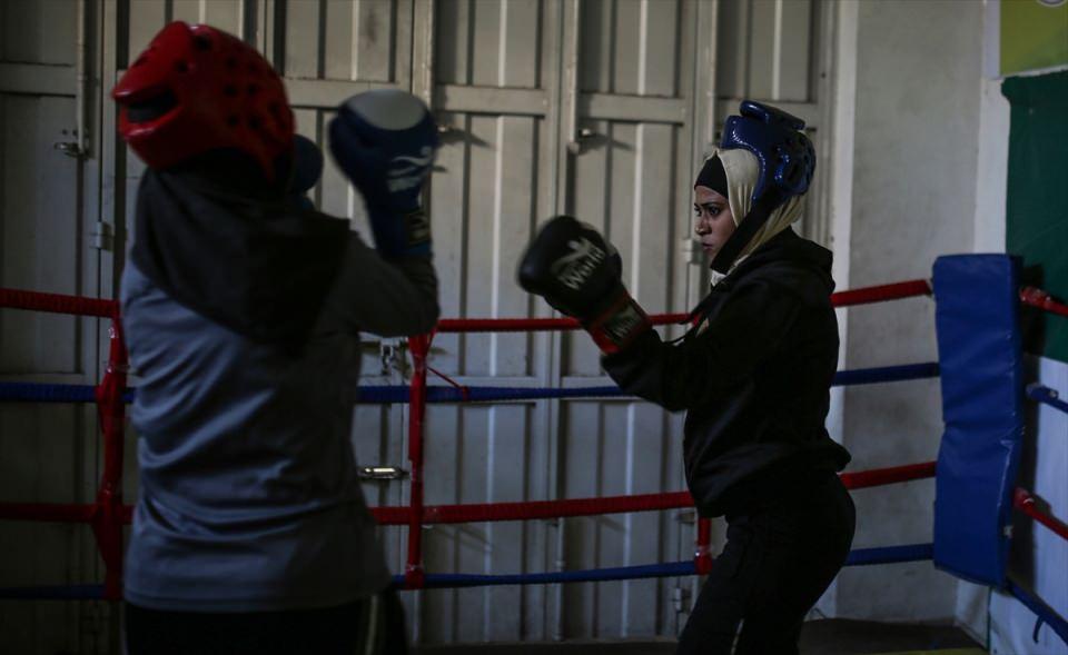<p>Muhafazakar bir toplum yapısına sahip Gazze'de ilk defa kadınlara yönelik olarak düzenlenen boks kursu yoğun ilgi görüyor. </p>
