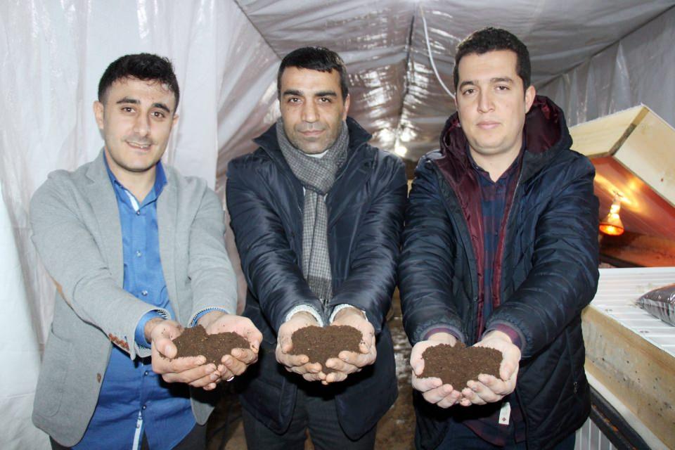 <p><strong>“Daha sağlıklı bireyler yetiştirebiliriz”</strong><br />
<br />
Bu işe ilk sadece gübre üretmek amacıyla başladıklarını ifade eden Mahir Tekin ise, ”Bu solucanlara verilen yemlerde yumurta kabuğundan, çay posasına kadar her şey doğal. Geri dönüşüme de katkı sağlıyorlar. Bu sayede gerçekten toprağın verimini artırıyorlar. Şu an bu şekilde devam ediyoruz. Zahmetsiz hiç bir şey olmaz. Ama bu tatlı bir zahmet çünkü daha iyi bireyler yetiştirebiliriz. Sonuçta bu gübrede üretilen besinler gerçekten sağlıklı. Bu işi artık tamamen ticari amaçlı düşünmüyoruz. Gelecek nesiller adına bir şeyler yaptığımızı gördüğümüz zaman daha mutlu oluyoruz” şeklinde konuştu.</p>