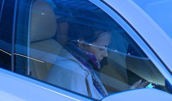 <p>Emina Sandal, geçtiğimiz gün Etiler'de aracının içinde görüntülendi. Sandal, büyük bir dikkatle telefona gelen mesajı ağlayarak okuyordu.</p>
