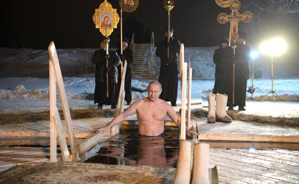 <p>Peskov ayrıca Putin’in ilk defa vaftiz tecrübesi yaşamadığını, Rus liderin buzlu suya dalma işlemini birkaç yıldır yaptığını söyledi.</p>

<p> </p>
