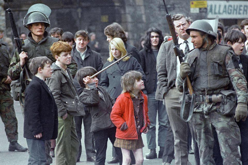 <p> İrlandalı çocuklar, İngiliz birliklerine karşı- Derry, Kuzey İrlanda (1972)</p>

<p> </p>

